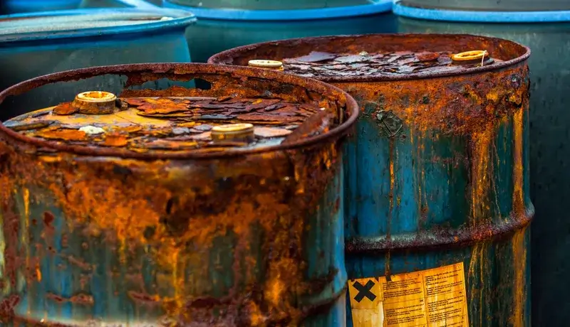 Η έκθεση σε επικίνδυνες χημικές ουσίες ενέχει σημαντικούς κινδύνους για την υγεία των ναυτικών εργαζομένων.