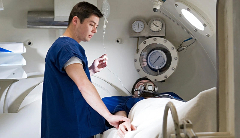 Ναυτικός Ιατρός παρέχει θεραπεία σε ασθενή και ελέγχει ορό