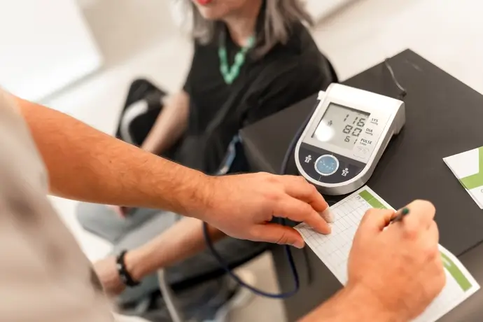 Μέτρηση αρτηριακής πίεσης από τον γιατρό.