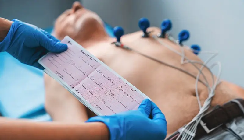 Ναυτικός υποβάλλεται σε ηλεκτροκαρδιογράφημα με τη χρήση ιατρικού εξοπλισμού από ειδικό προσωπικό.