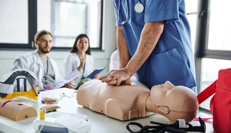 Εκπαίδευση Καρδιοπνευμονικής Αναζωογόνησης (CPR) με χρήση προπλάσματος και επίβλεψη από ιατρικό προσωπικό.