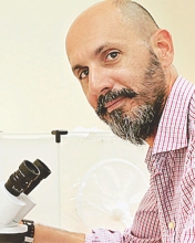 Πορτρέτο του εντομολόγου Αντώνιου Μιχαηλάκη μπροστά στο μικροσκόπιο