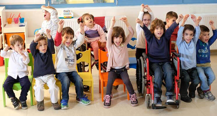 Μερικά από τα γενναία παιδιά με αναπηρία της ΕΛΕΠΑΠ ποζάρουν χαρούμενα, σηκώνοντας τα χέρια με ενθουσιασμό και χαμογελώντας.